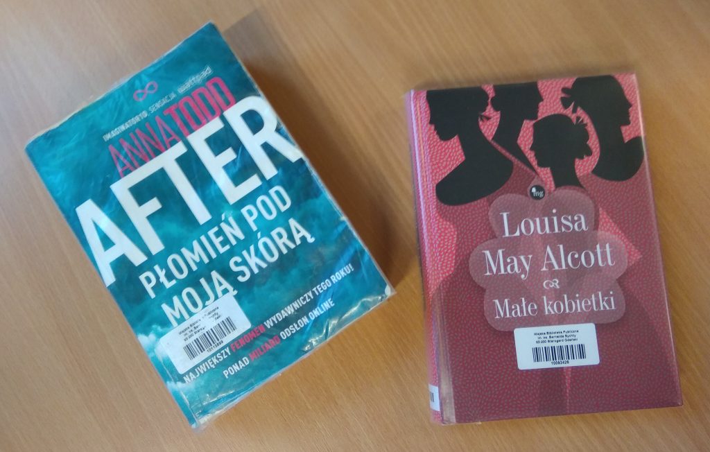 Na stole dwie książki: Anna Todd "After. Płomień pod moją skórą" i Louisa May Alcott "Małe kobietki".